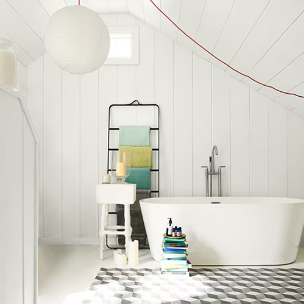 A bright retro bathroom with walls and ceiling painted in Benjamin Moore Off White Collection paint